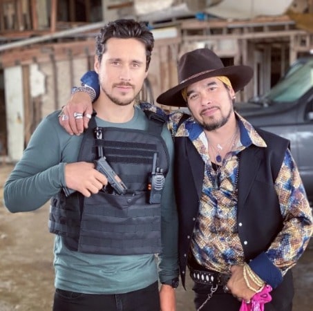 Picture of Peter Gadiot with his friend on the shoot day of a series.
